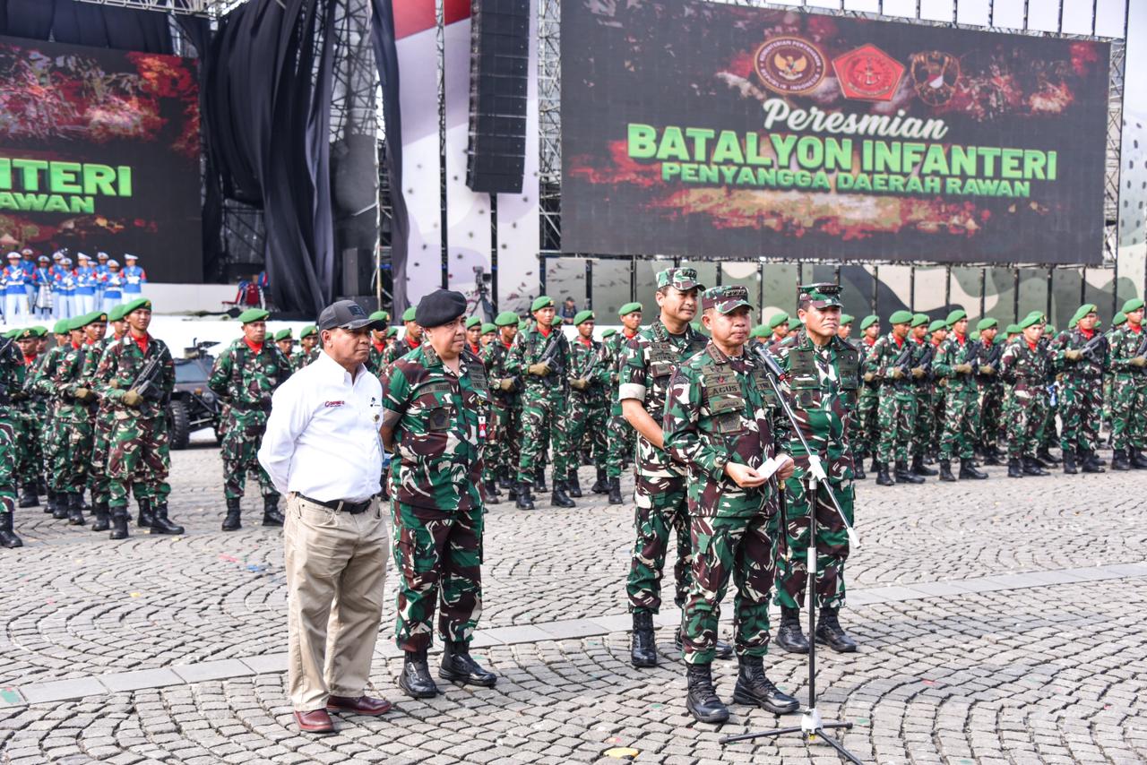 Momen HUT Ke-79 TNI, Wamenhan Serahkan Alpalhankam Pindad Ke Panglima TNI