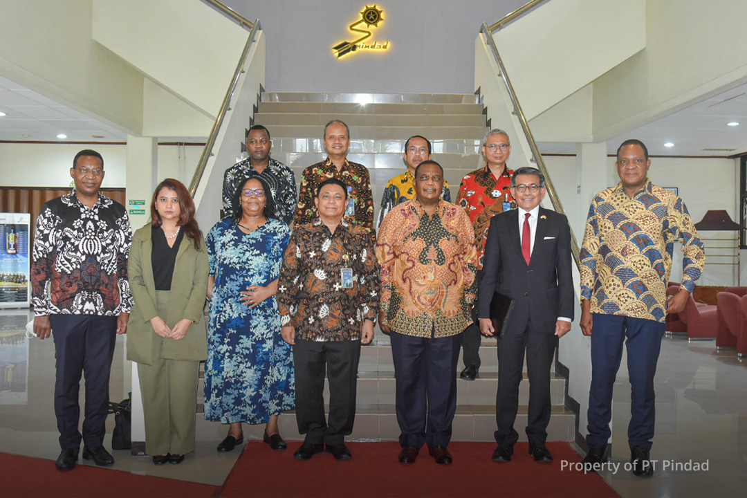 JAJAKI POTENSI KERJASAMA , WAPRES ZIMBABWE TINJAU FASILITAS PRODUKSI PT PINDAD