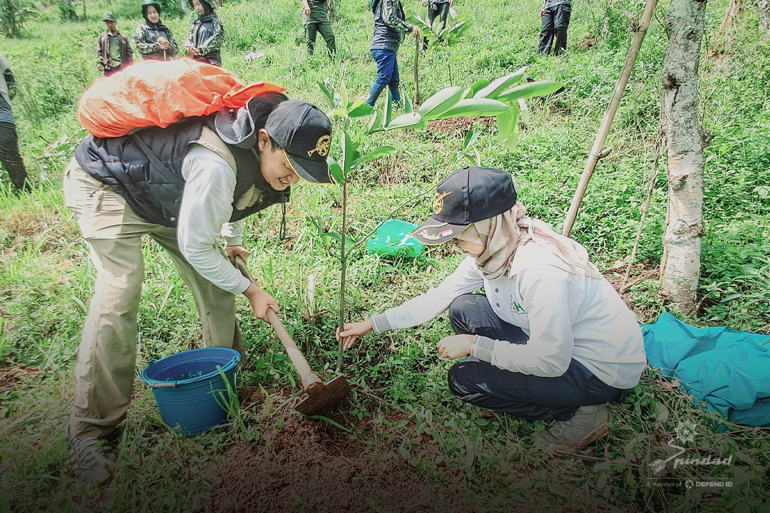 Komitmen Peduli Lingkungan, TJSL PT Pindad Bersama DLH Jawa Barat Tanam 200 Pohon