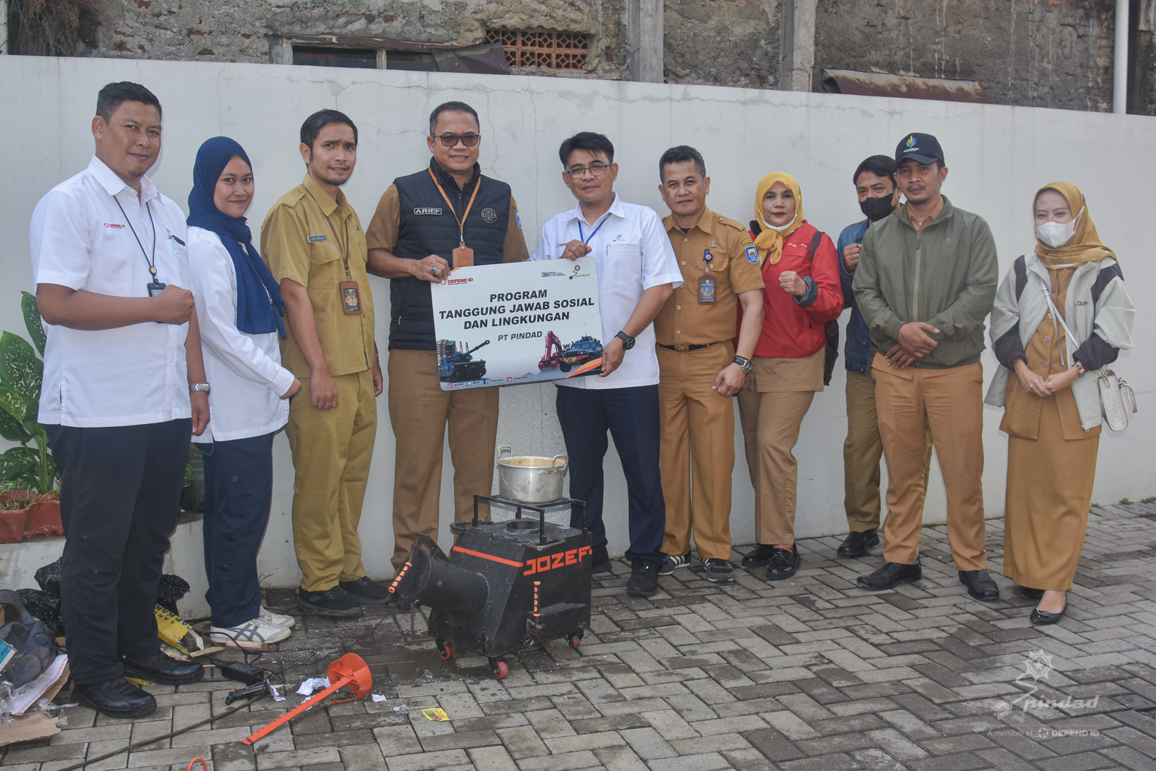 Peduli Permasalahan Kota Bandung, TJSL Pindad Serahkan Kompor Berbahan Bakar Sampah