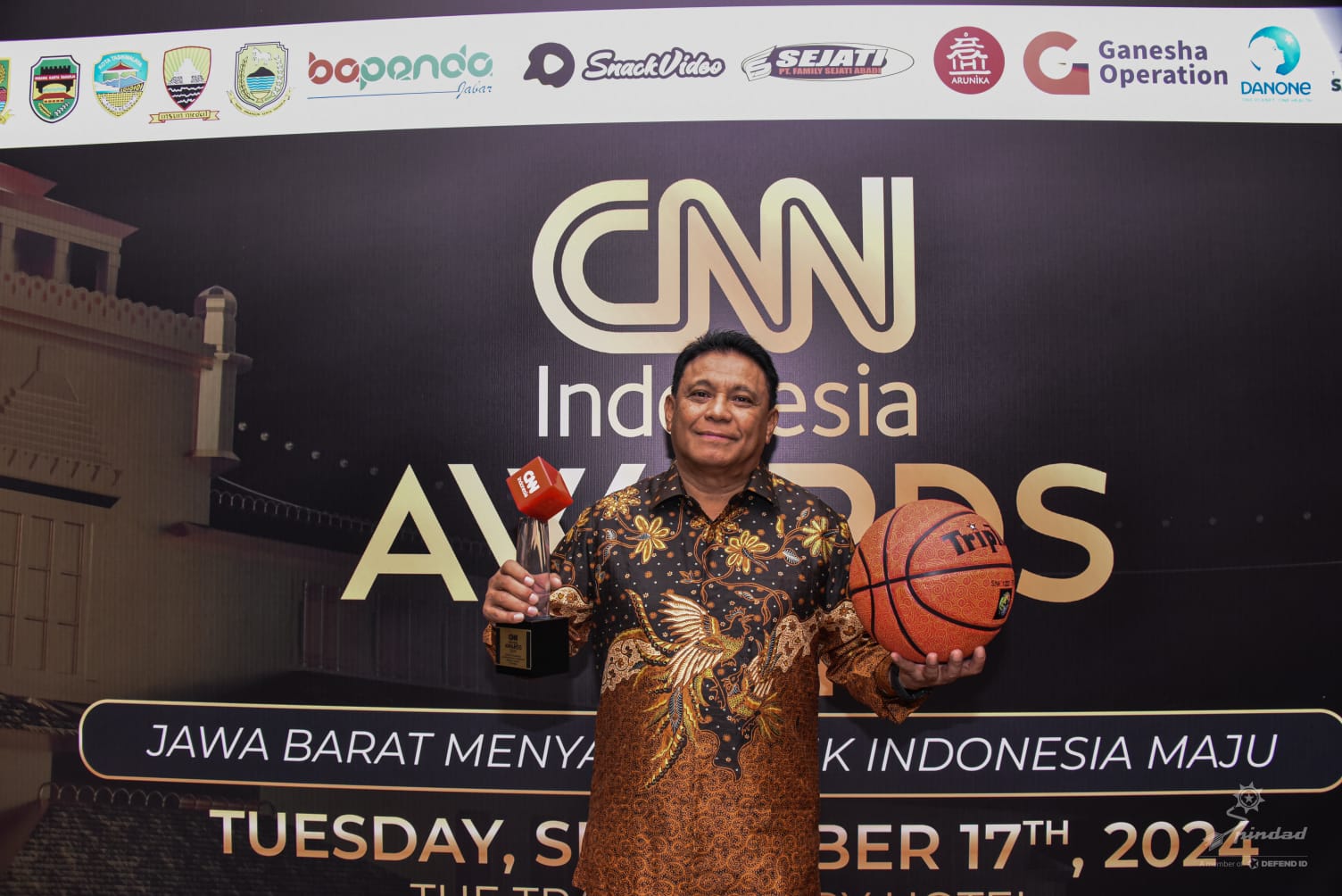 PINDAD RAIH PENGHARGAAN EXCELLENT INNOVATION & PERFORMANCE INDHAN PADA CNN INDONESIA AWARDS 2024